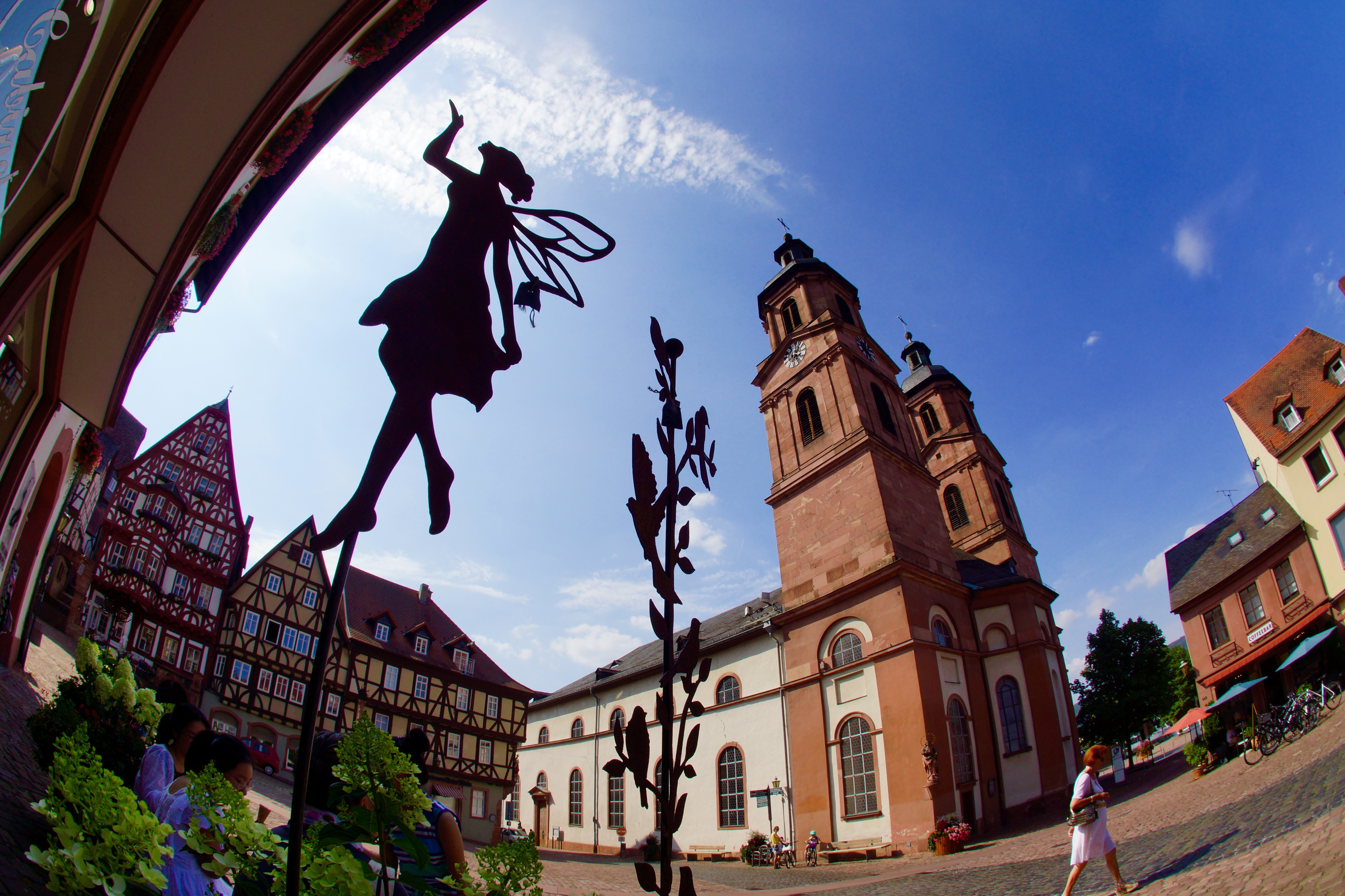 Stadtpfarrkirche und Marktplattz in Miltenberg am 02.08.2018