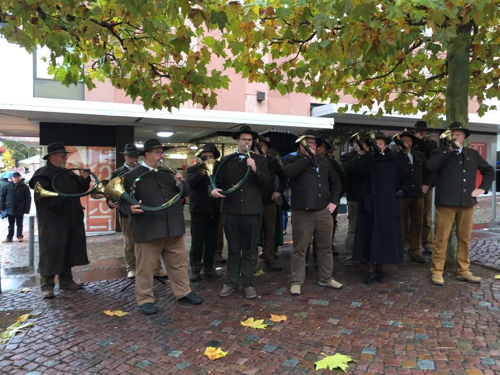 Jagdhornbläser Miltenberg/ Obernburg beim ihren Auftritt am Matinimarkt in Miltenberg.