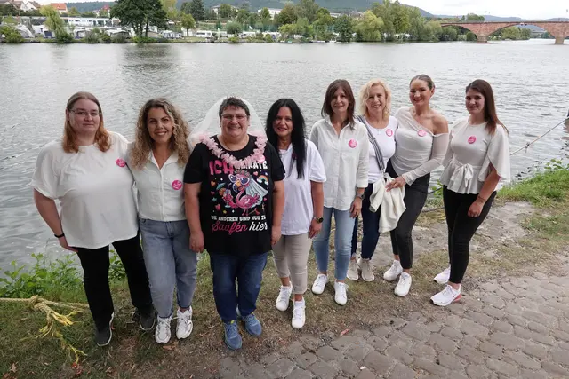 Nicht alle Neune, sondern acht Damen aus der Region statteten Miltenberg einen Besuch ab. Den Grund kann man erahnen: es war noch nicht die Michels-Mess', aber man versprach, rechtzeitig wieder zu kommen ...  zum größten Volksfest am Bayerischen Untermain!
