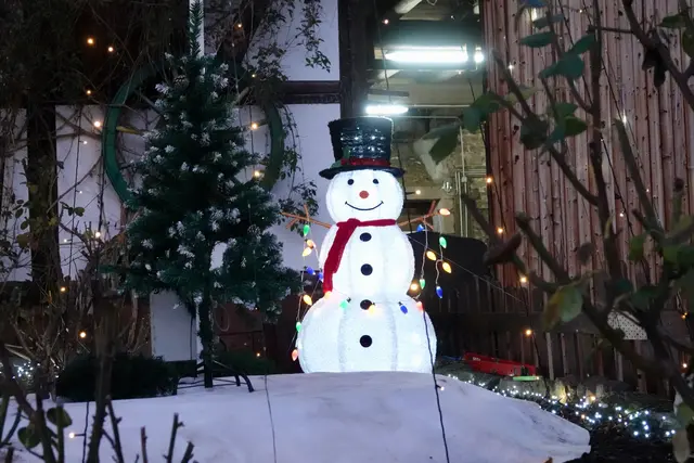 Die Kälte ist in Bürgstadt am Main schon präsent, die passende Dekoration im Vorgarten auch, jetzt fehlt nur noch richtiger Schnee!