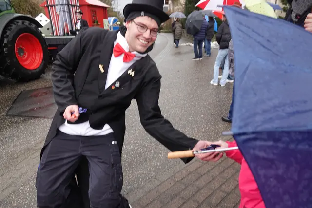 
Fasching adé.
Ein letzter Glitzerpunkt hält sich im Morgenlicht, dann gibt er nach.
Die Straßen atmen wieder ruhig, als hätten sie die Nacht ausgeschüttelt.
Und irgendwo im Dorf hängt noch ein Lachen nach, dünn wie ein Faden, der sich langsam löst.
Die Tage werden nüchterner, aber nicht kälter – nur ehrlicher.
So klingt der Abschied: leise, warm, ein bisschen müde, ein bisschen weise.