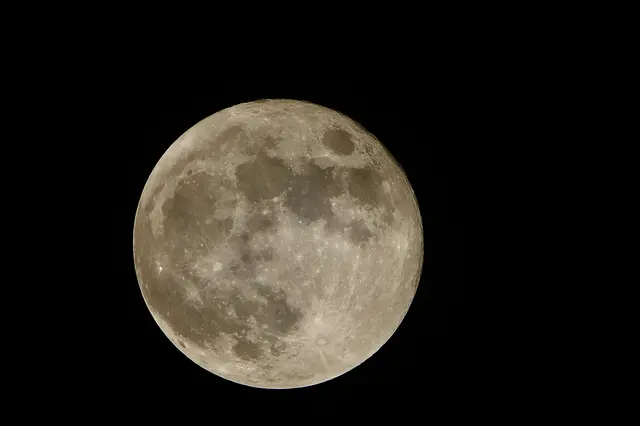 Der März-Vollmond gilt traditionell als Übergangsmond zwischen Winter und Frühling. Seine historischen Namen – etwa Wurm-Mond, Krähen-Mond, Saft-Mond oder Fasten-Mond – leiten sich aus Naturbeobachtungen ab: dem Auftauen der Böden, der Rückkehr erster Vögel, dem beginnenden Saftfluss in Bäumen und der kirchlichen Fastenzeit. In vielen Regionen markiert er den praktischen Beginn der neuen Saison, weil landwirtschaftliche Arbeiten, Amphibienwanderungen und erste Pflegegänge in der Landschaft einsetzen. Gleichzeitig besitzt er eine kulturelle und symbolische Bedeutung als „Schwellenlicht“, das den Winter verabschiedet und den Frühling ankündigt.
