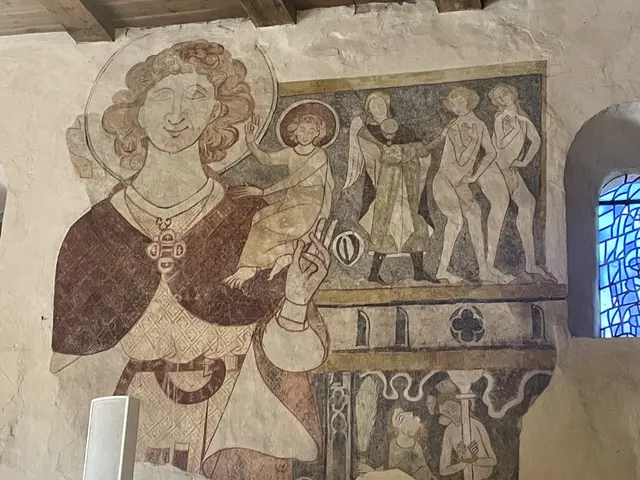 Eine solche Darstellung ist sehr selten, aber in der Freudenberger Friedhofskapelle gibt es als mittelalterliches Wandbild den heiligen Christopherus -  weitere Infos folgen in einer eigener Bildergalerie!