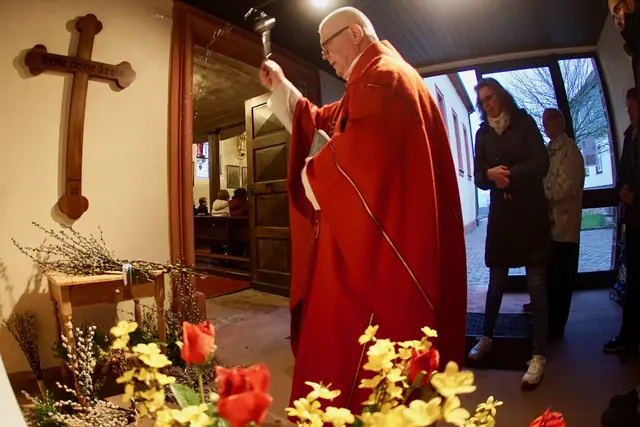Palmweihe am Palmsonntag: Bedeutung und Symbolik
Die Palmweihe am Palmsonntag ist eine zentrale Tradition im christlichen Jahreskreis. Sie erinnert an den Einzug Jesu in Jerusalem, bei dem die Menschen Palmzweige als Zeichen der Verehrung und Hoffnung auf den Messias auslegten. Die gesegneten Palmzweige stehen symbolisch für Sieg, Frieden und Leben.
Im Gottesdienst werden die Palmen oder Buchszweige geweiht und anschließend oft als Segen mit nach Hause genommen. Sie sollen das Heim schützen und an das Vertrauen auf Gottes Beistand erinnern. Die Palmweihe verbindet somit religiöse Geschichte, Symbolik und Brauchtum zu einem bedeutenden Ritual am Beginn der Karwoche.
