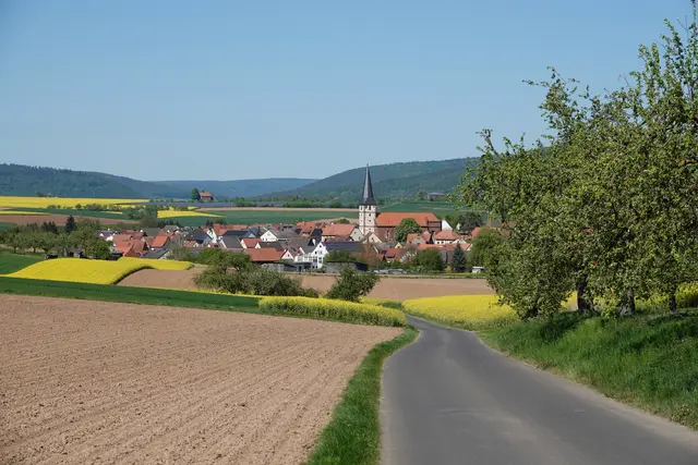 Gesehen am 1.Mai 2026 mit Blick in Richtung Mönchberg und zur Wendelinuskapelle