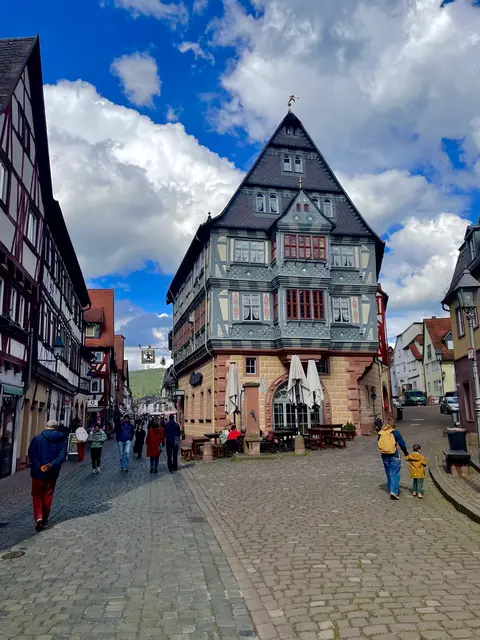 Kommen und Gehen, Verweilen und Genießen in der Innenstadt der Kreisstadt.
