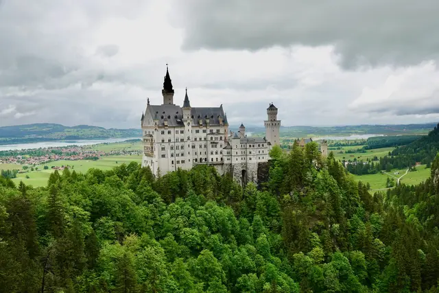 Neuschwanstein im Juni: ein Schloss wie aus einer launischen Wolke gemeißelt, halb Märchen, halb Sommersehnsucht.