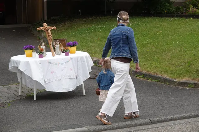 Mutter und Kind bei der Prozession 