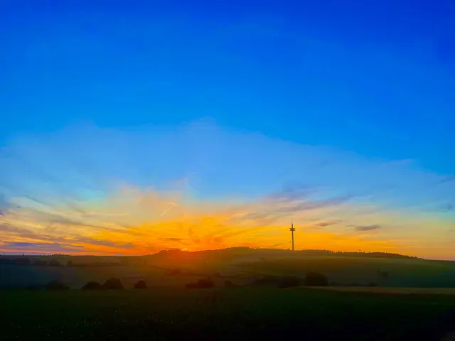 Juni‑Abend bei Wenschdorf:
Das letzte Licht schwebt wie ein warmer Traum im kühlen Blau, der Funkturm steht als feiner Strich im Himmel. Und unten rauschen die Gerstenähren im Wind, als würde die Landschaft selbst in einen stillen, goldenen Schlaf hinübergleiten.