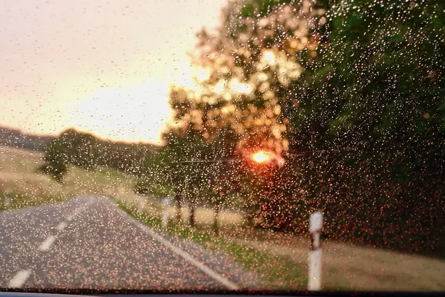 Ein flüchtiges Intermezzo aus Nieselregen und schwindendem Licht bei Miltenberg-Wenschdorf verwandelt die Auto-Glasscheibe für wenige Minuten in eine fragile Leinwand. Kaum hat man die labile Poesie dieses Augenblicks erfasst, ziehen die Wolken weiter und die Sonne versinkt im Schlaf.
