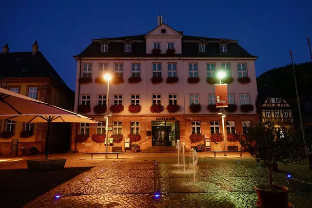 Wenn die Nacht den Engelplatz küsst, tanzen leuchtende Wassertropfen wie flüssige Sterne. Ein magischer Moment, der die Zeit stillstehen lässt.