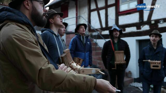 Nach der Coronapause ziehen die Raschpelbuben 2022 wieder durch Laudenbach und verkünden singend und lärmend die Kreuzigung und Auferstehung von Jesus. Die Tradition des Ostersingens ist Teil von Bayerns immateriellem Kulturerbe. | Foto: meine-news.TV