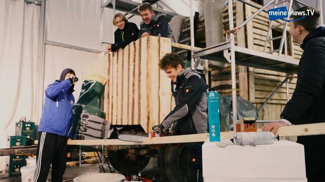 Die Jungs von SHB Seckmauern packen an, damit ihr Mottowagen am Faschingsumzug am 19. Februar die Närrinnen und Narren begeistern kann. | Foto: meine-news.TV