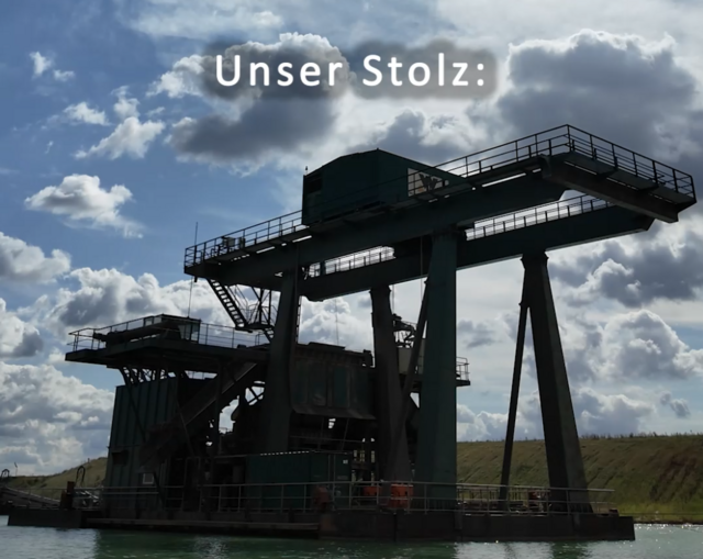 Der riesige Schwimmbagger im Großostheimer Kieswerk fördert bis zu 8 Kubikmeter Sand und Kies pro Schaufelladung.