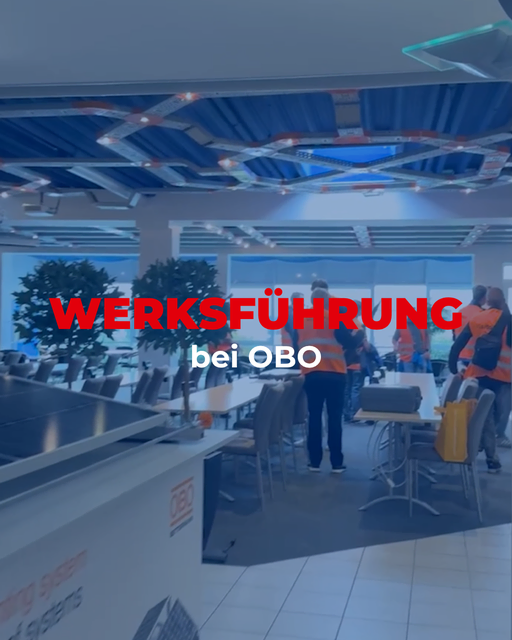 Titelbild zur Werksführung bei OBO mit Mitarbeitern von WIRL Elektrotechnik in einem Aufenthaltsraum.